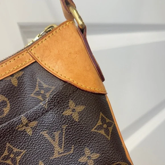 Louis Vuitton Monogram Canvas Shoulder Bag - Picture 5 of 17
